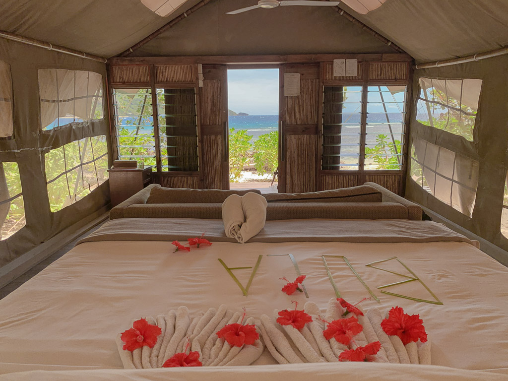 barefoot_kuata-safari_tent_bed